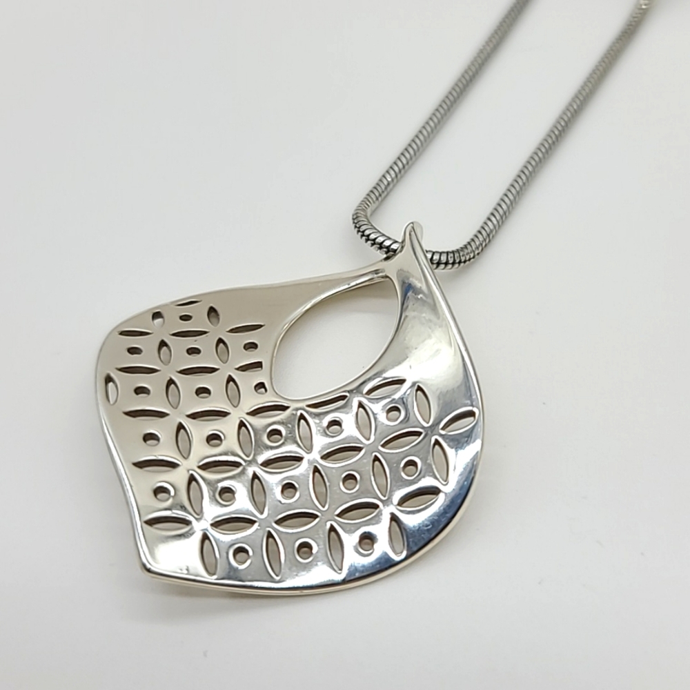 Brighton "GEO TWIRL" Wavd Silver Plated Pendant Neck w Cut-Out Patterned Detail!